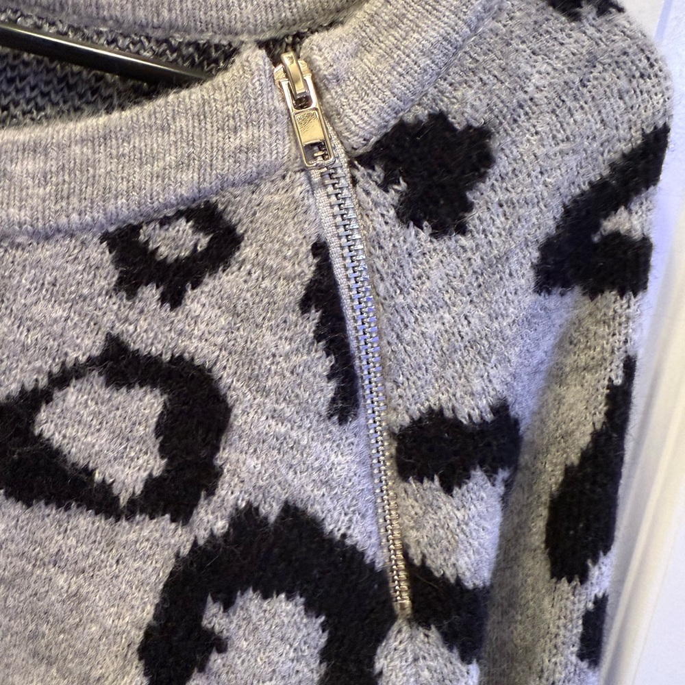 Abercrombie & Fitch Gray and Black Patterned Sweater - Picture 3 of 5